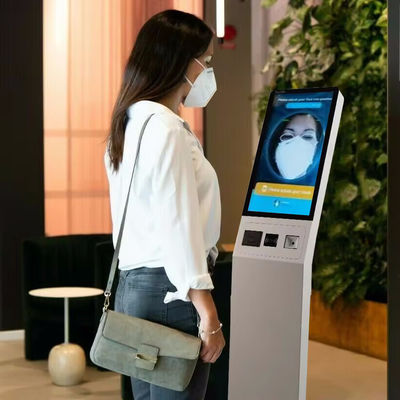 Kiosk do samodzielnego zameldowania z łącznością Wi-Fi/Bluetooth, dyskiem SSD 128 GB i niestandardowym kolorem dla bezproblemowej samoobsługi